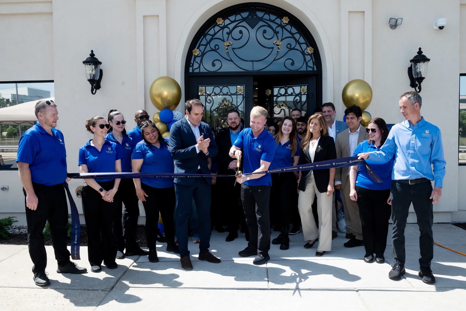 Zack Nisbet cutting the ribbon at the K9 Resorts Deerfield grand opening